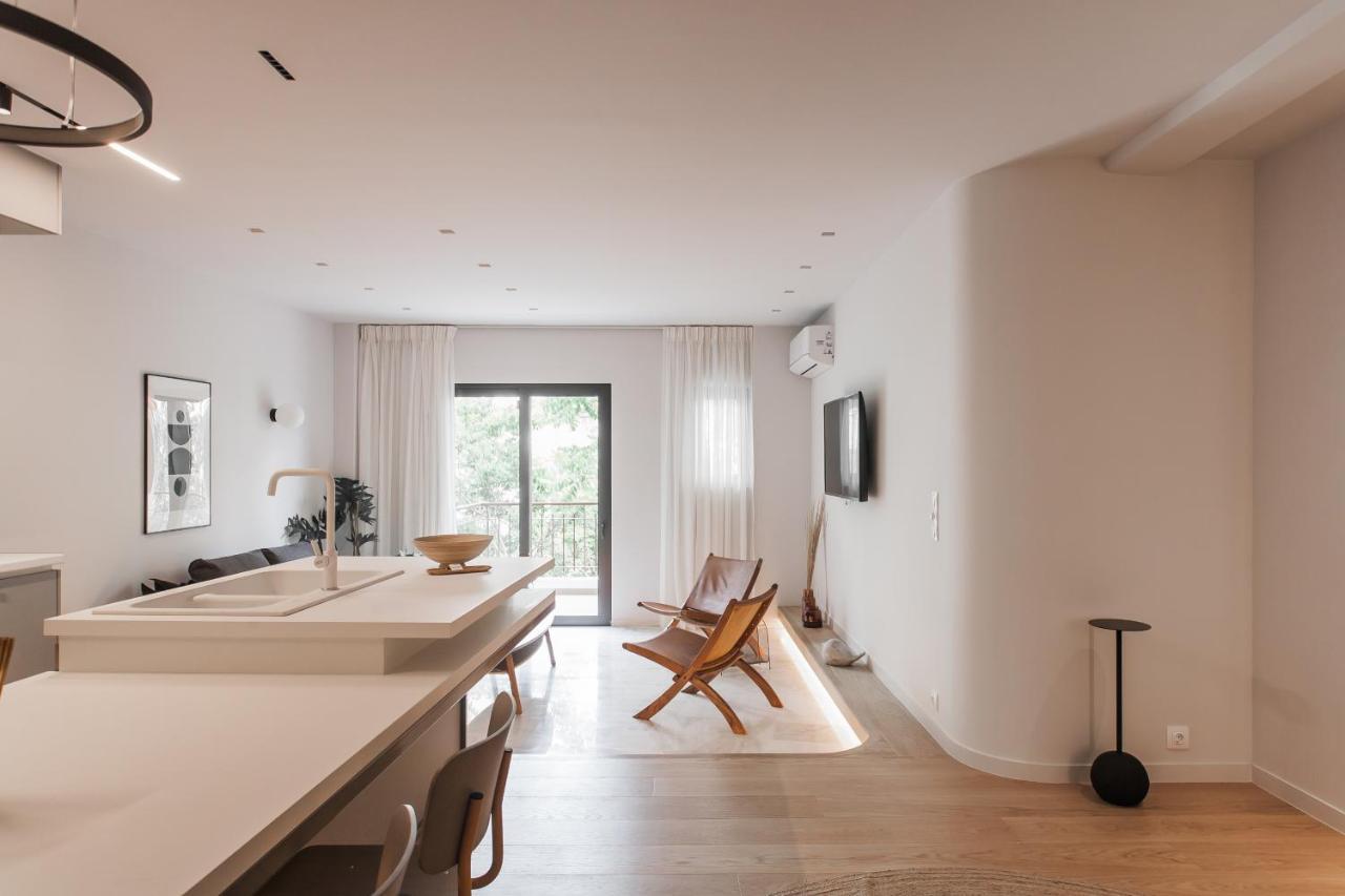 Marvelous 2Br Apartments With Balcony By Upstreet Афины Экстерьер фото